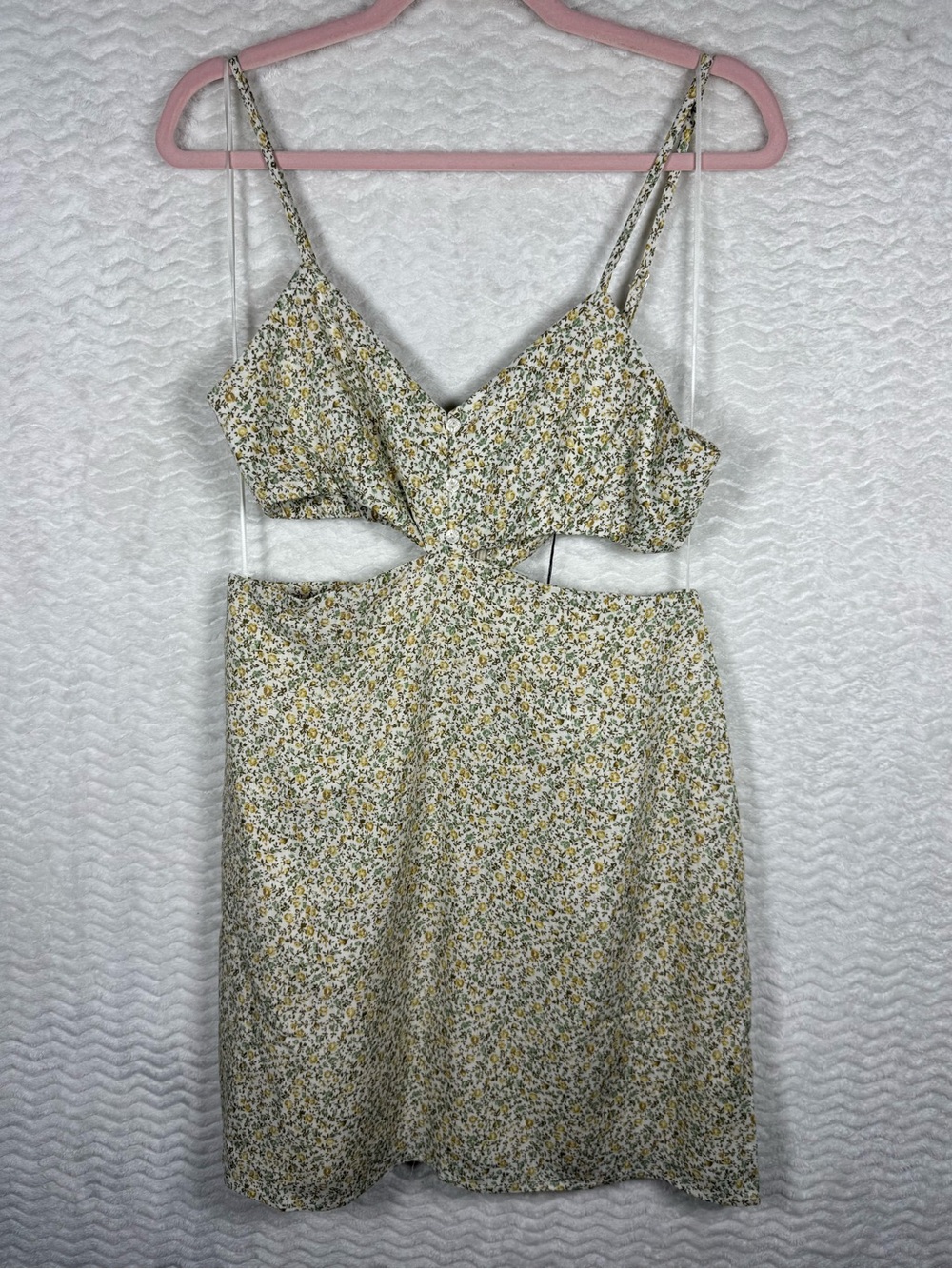 Promesa Yellow Floral Cutout Midi Dress. This piece is the cutest dang thing 🤩🧡